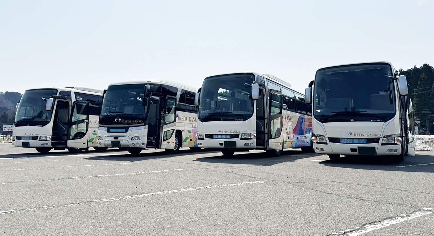 斜め正面から見た４台のバス