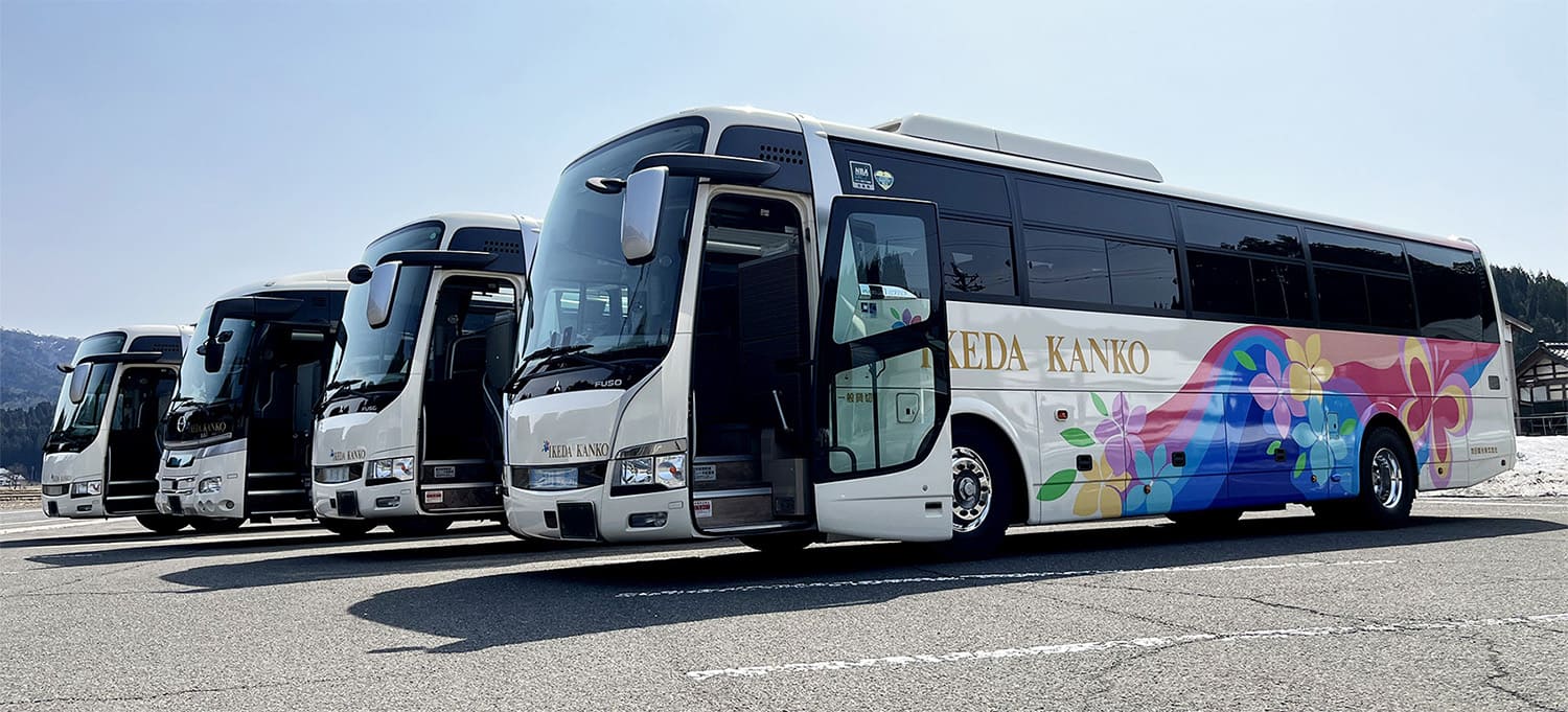 斜めから見た４台のバス